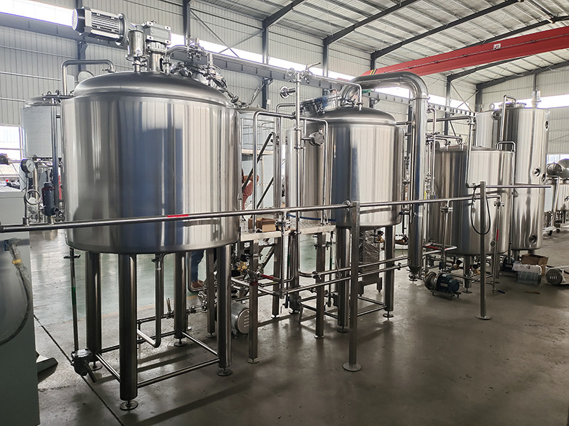 IMG_20230923_142030 600.jpg Le système de brassage de bière de 500 L a été assemblé et est en attente d'expédition.