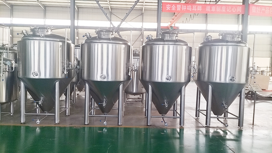 La cuve de fermentation de bière de 1 200 L est sur le point d'être expédiée