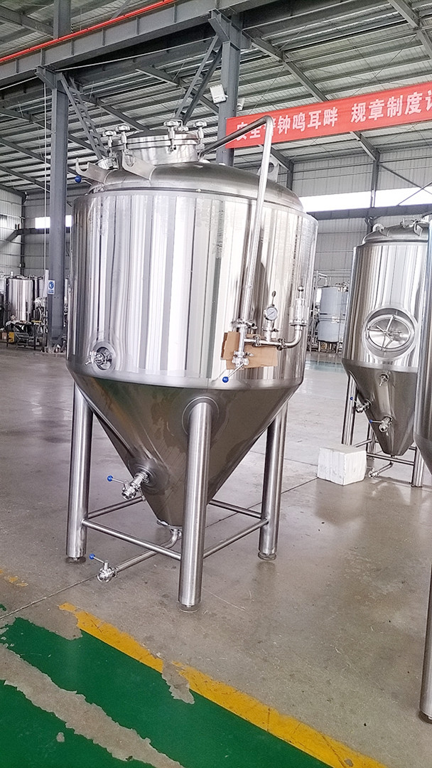 La cuve de fermentation de bière de 1 200 L est sur le point d'être expédiée