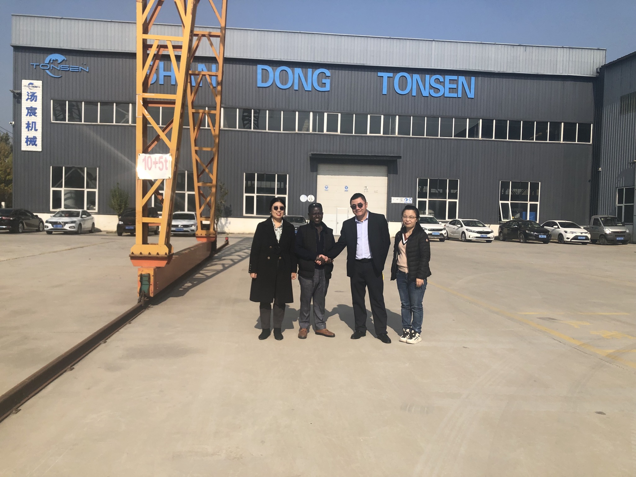 Accueillons chaleureusement notre client éthiopien, M. Bereket, a visité Tonsen ! Il a clairement vérifié nos réservoirs et notre ligne de remplissage