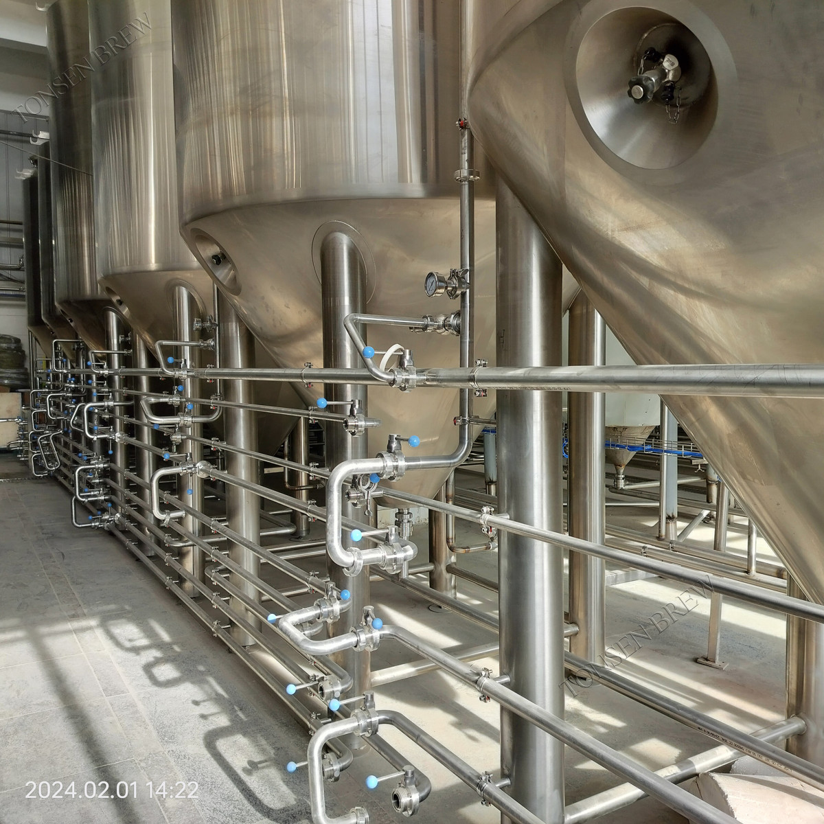 微信图片_20240219180959.jpg Toutes nos félicitations!!! Un projet clé en main d'équipement de brasserie complet de 2 500 L est en cours de livraison