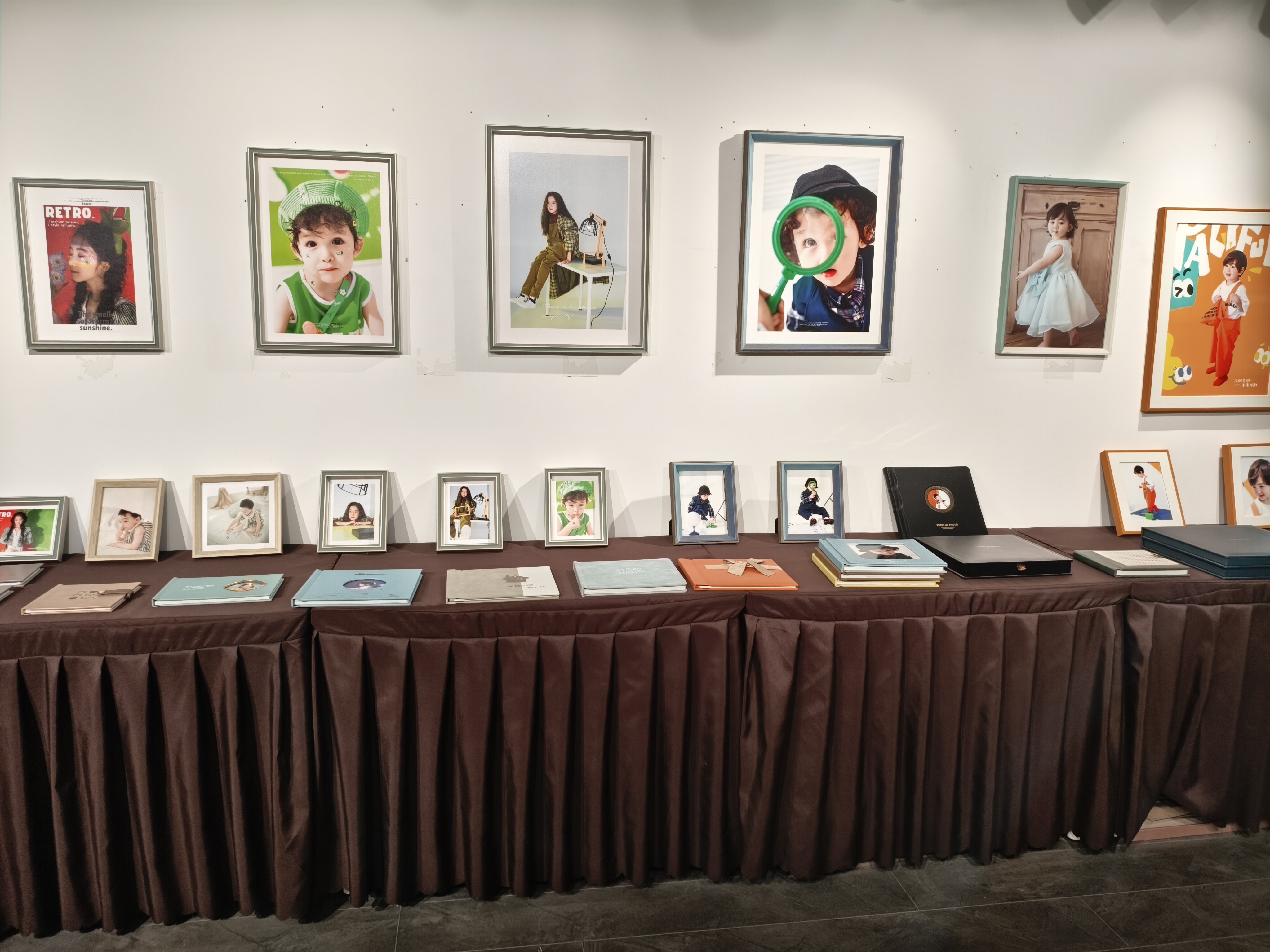 Invitando a los Clientes a Experimentar el Encanto de los Álbumes de Fotos – Dentro de Nuestra Sala de Exposiciones Invitando a los Clientes a Experimentar el Encanto de los Álbumes de Fotos – Dentro de Nuestra Sala de Exposiciones
