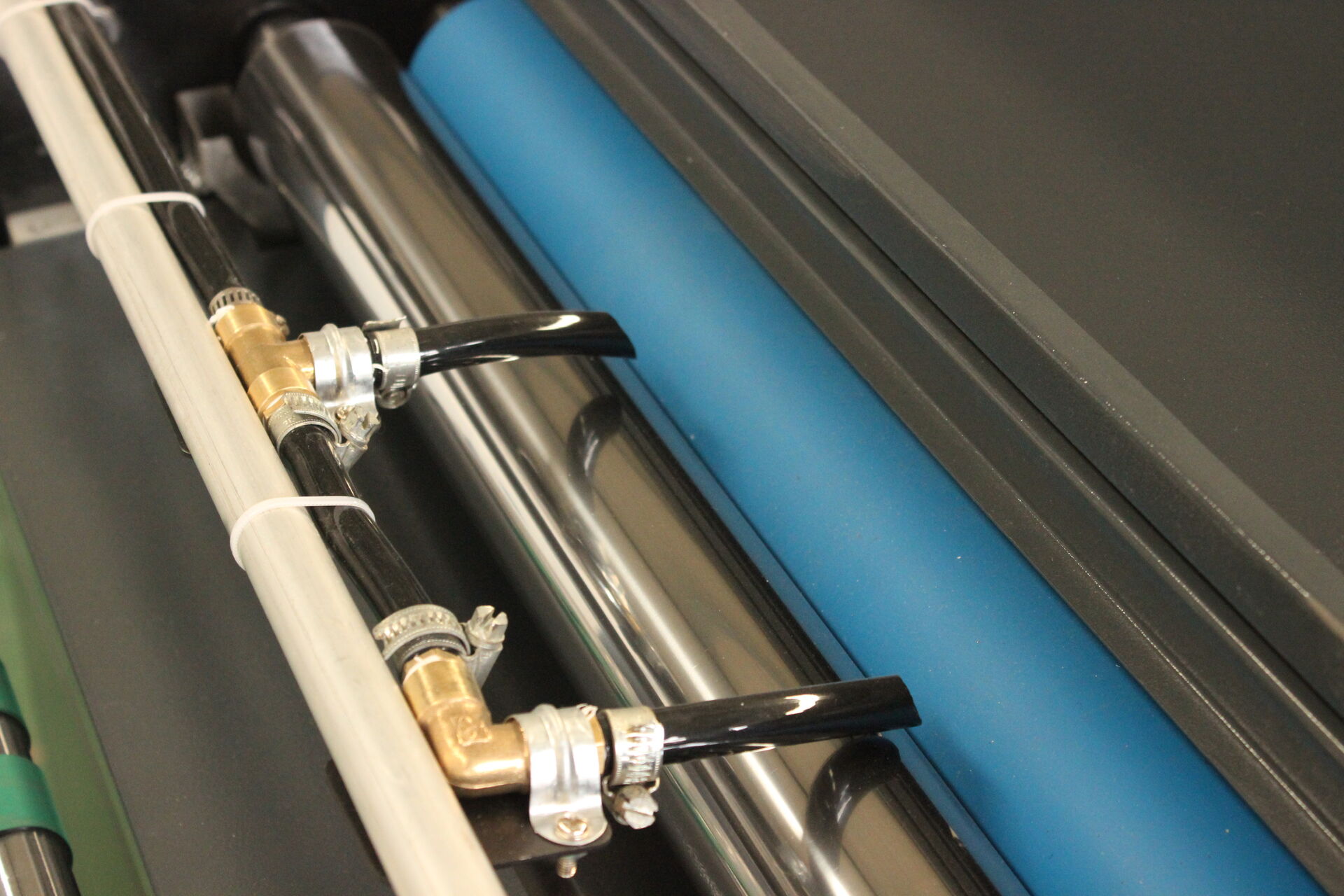 Optimice sus operaciones de impresión con la máquina de recubrimiento UV automática de la serie AUQH AUQH 24"(650 mm) UV Coater