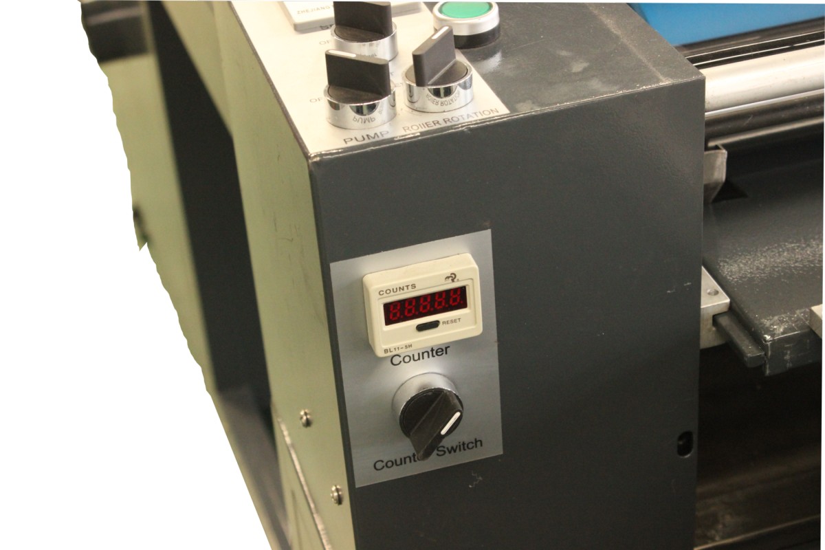 Optimice sus operaciones de impresión con la máquina de recubrimiento UV automática de la serie AUQH AUQH 24"(650 mm) UV Coater