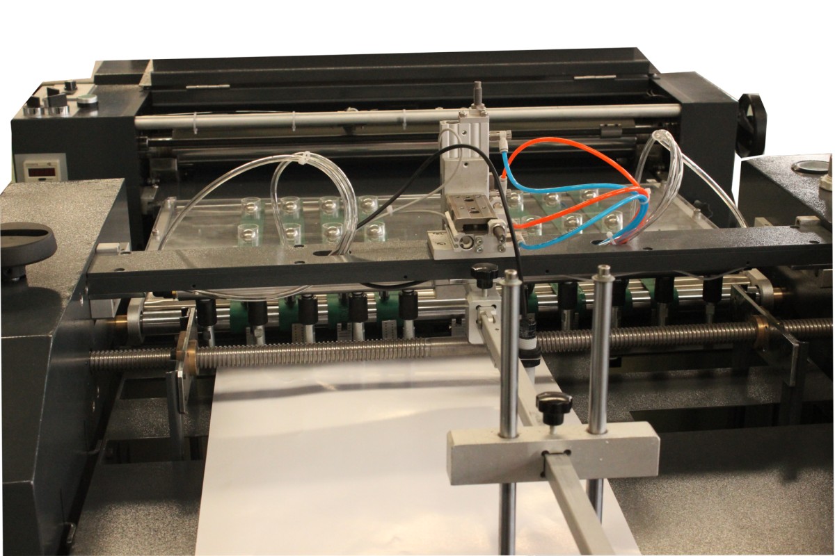 Optimice sus operaciones de impresión con la máquina de recubrimiento UV automática de la serie AUQH AUQH 24"(650 mm) UV Coater