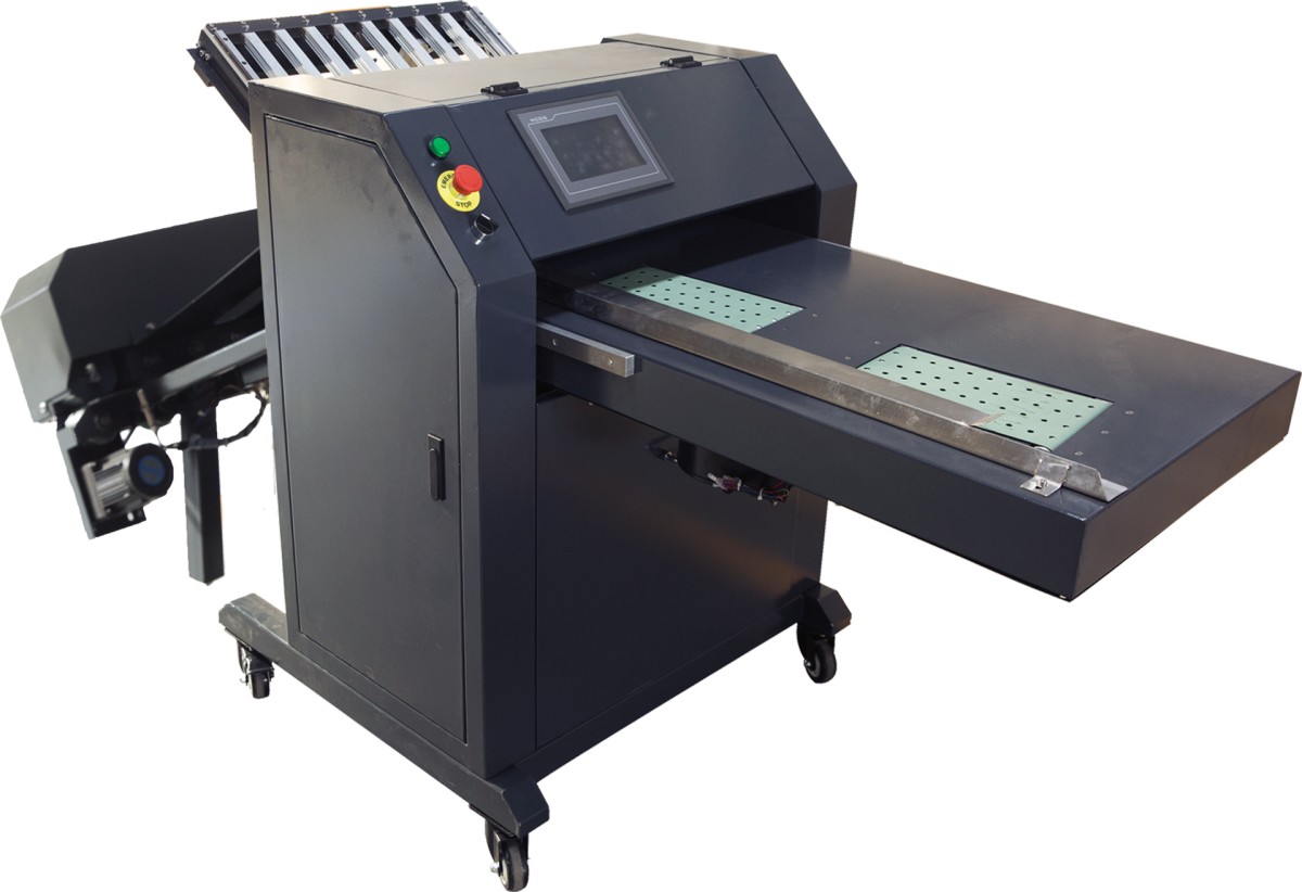 automatic creasing and folding machine.png Creador automático de álbumes de fotos layflat: Agilice el proceso de producción de su álbum