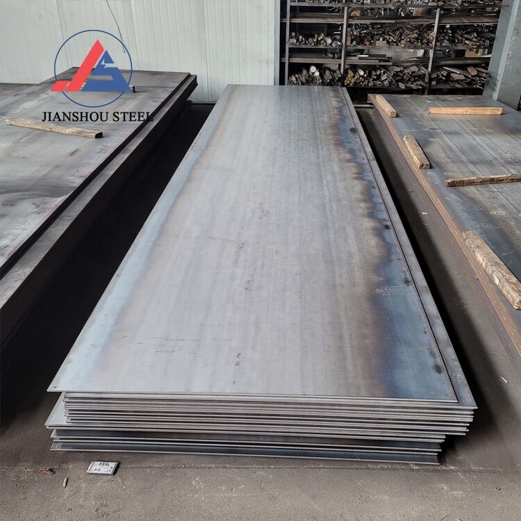 What is the main role of alloying elements in NM500 wear plate?