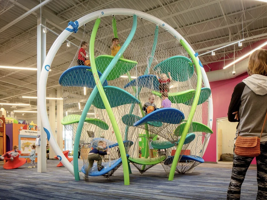 luckey-climbers-museum-immersive-climbing-sculpture Luckey Climber