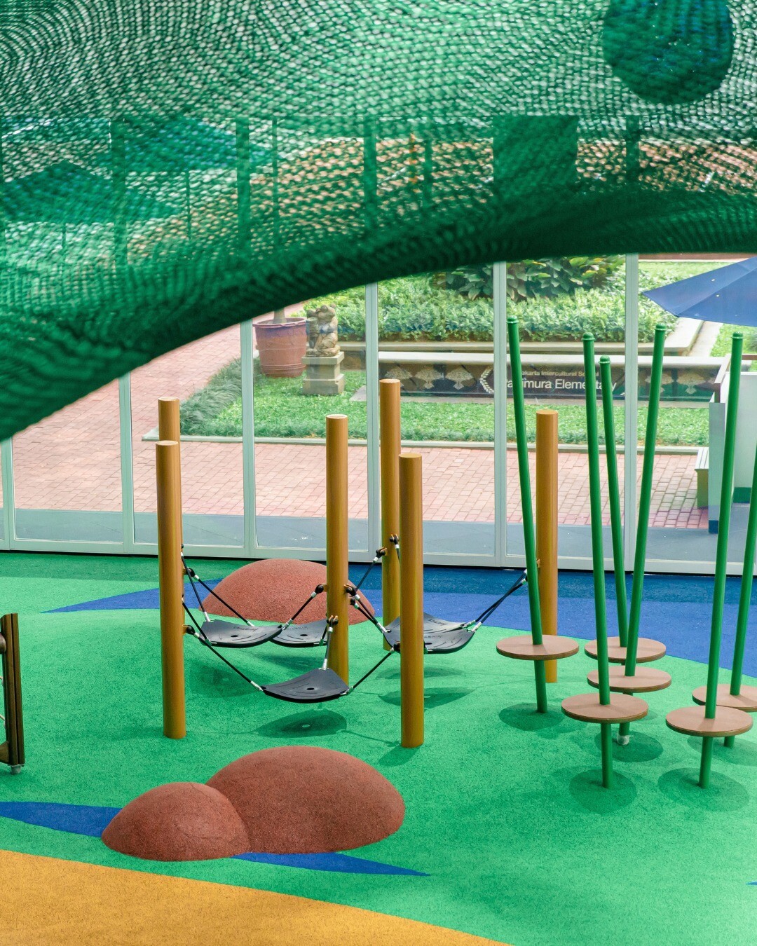 steel-frame-rope-net-structure-campus-installation Indonesia Campus Rainbow Tree Rope Climbing Net Project