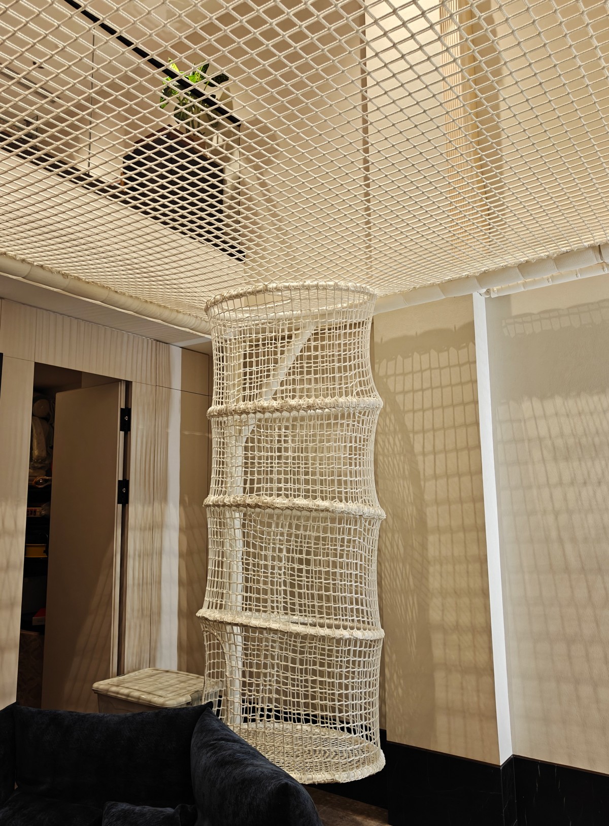 别墅室内 Custom Villa Design | Relax and Pet Your Cat on a Rope Net Installed in Your Home