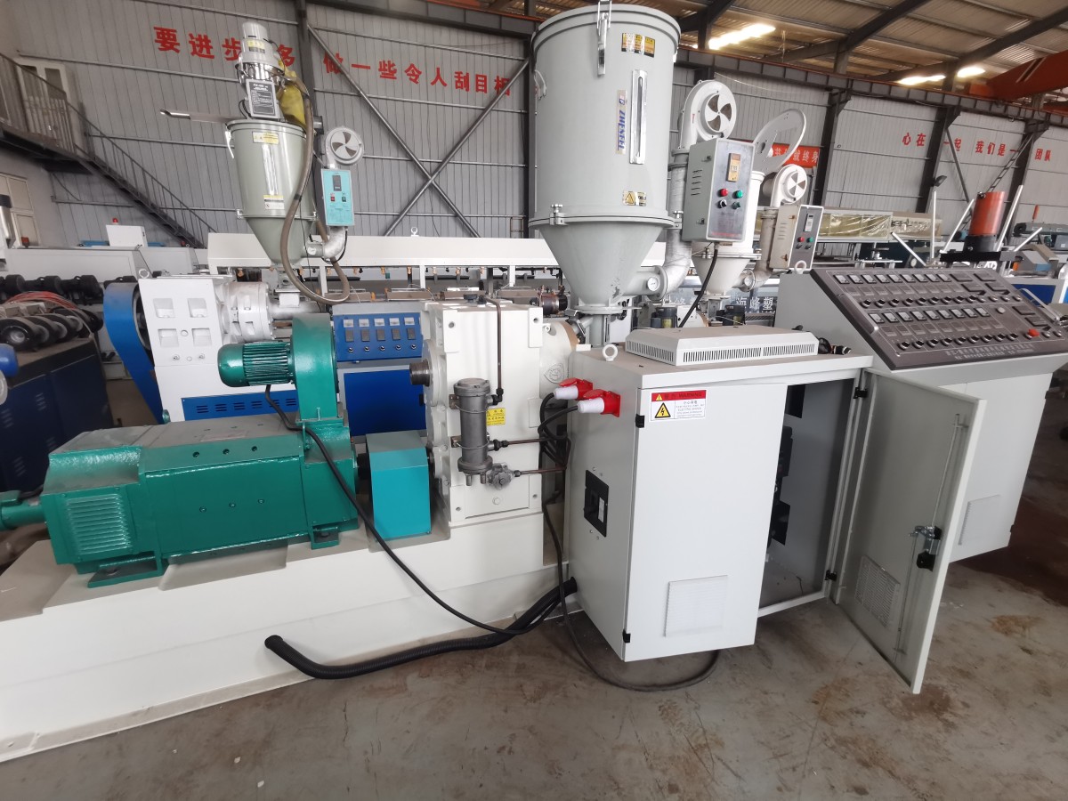 微信图片_202310101700492.jpg 20mm-110mm Three-layer co-extruded hdpe production line