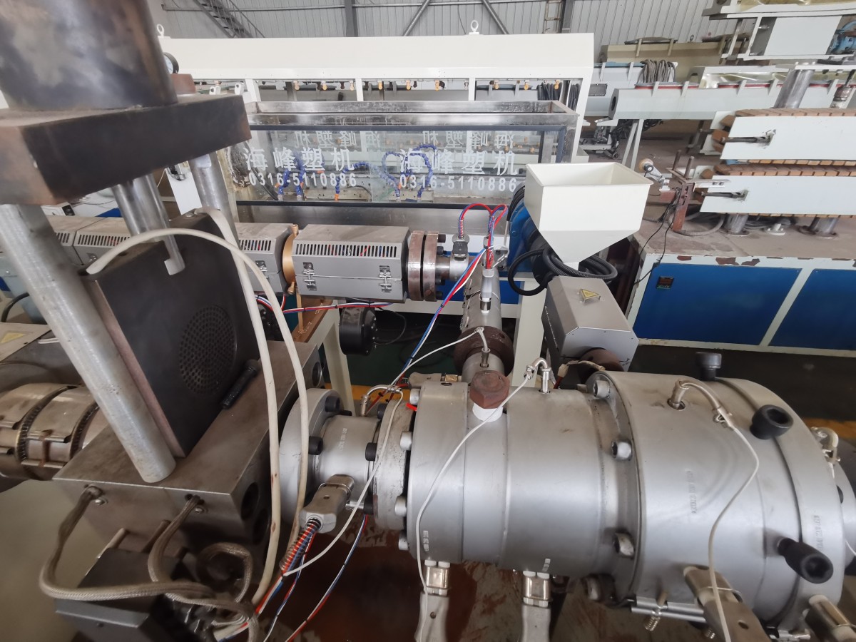 微信图片_202310101700494.jpg 20mm-110mm Three-layer co-extruded hdpe production line