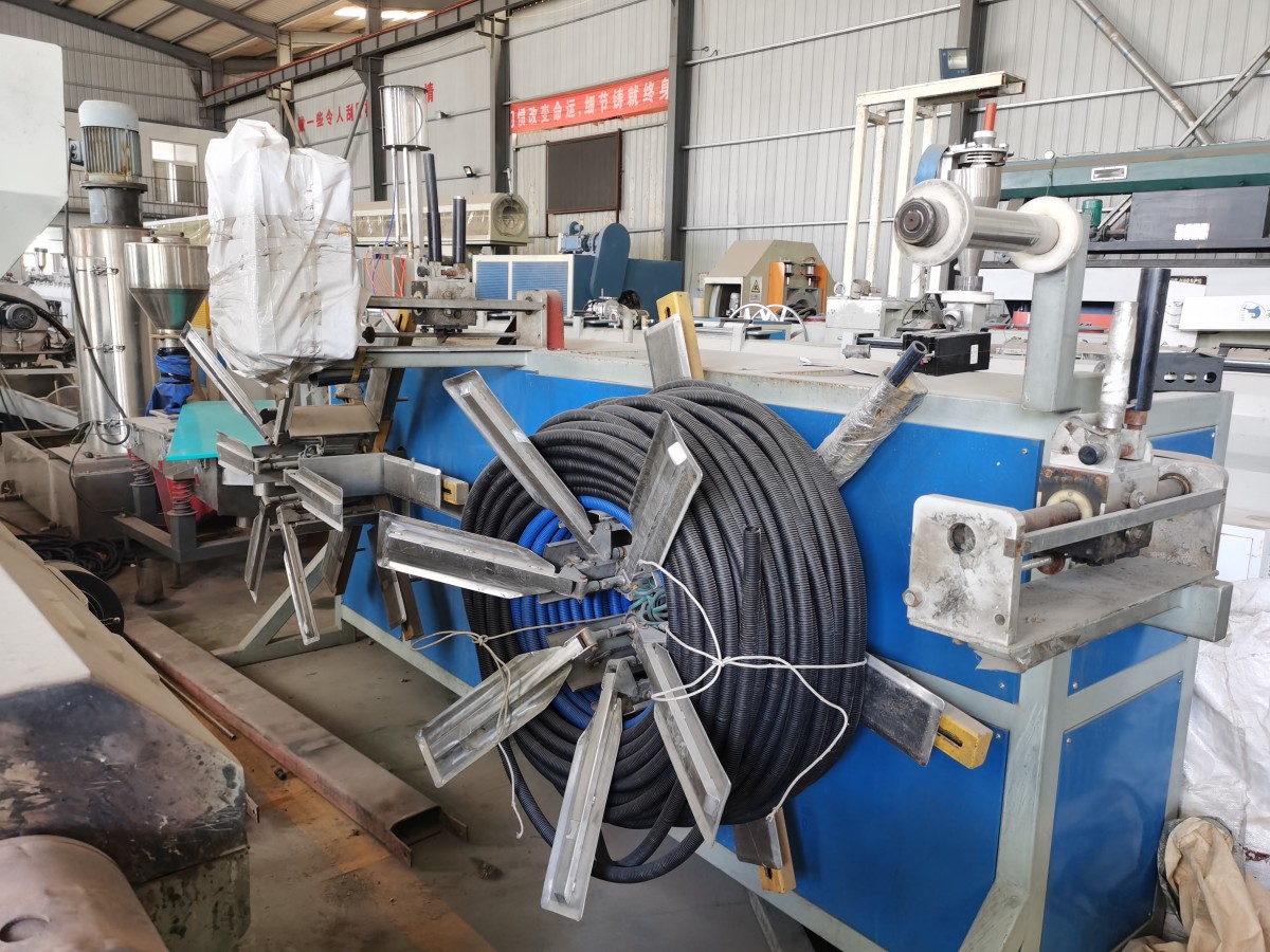 微信图片_202310101700497.jpg 20mm-110mm Three-layer co-extruded hdpe production line