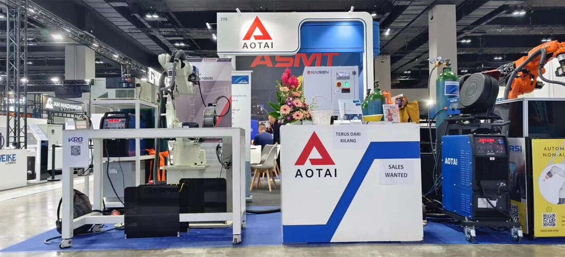 Стенд Aotai забит людьми во время Metaltech
