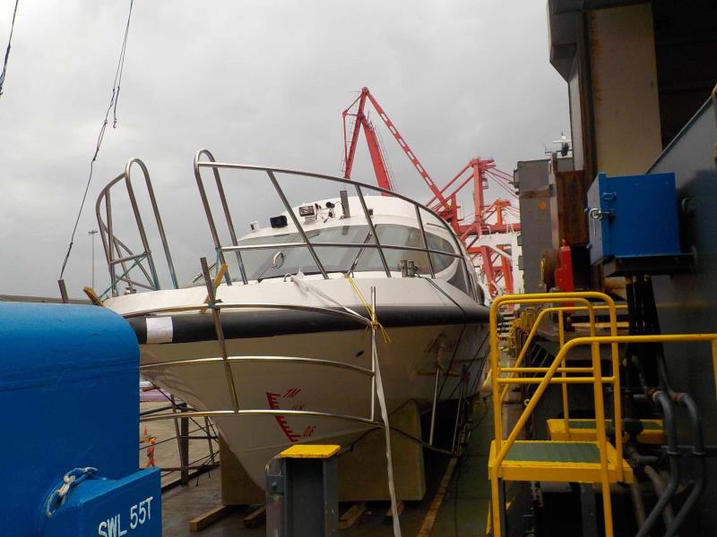 Des bateaux de transport de passagers en fibre de verre de 16 m de long expédiés au Pérou