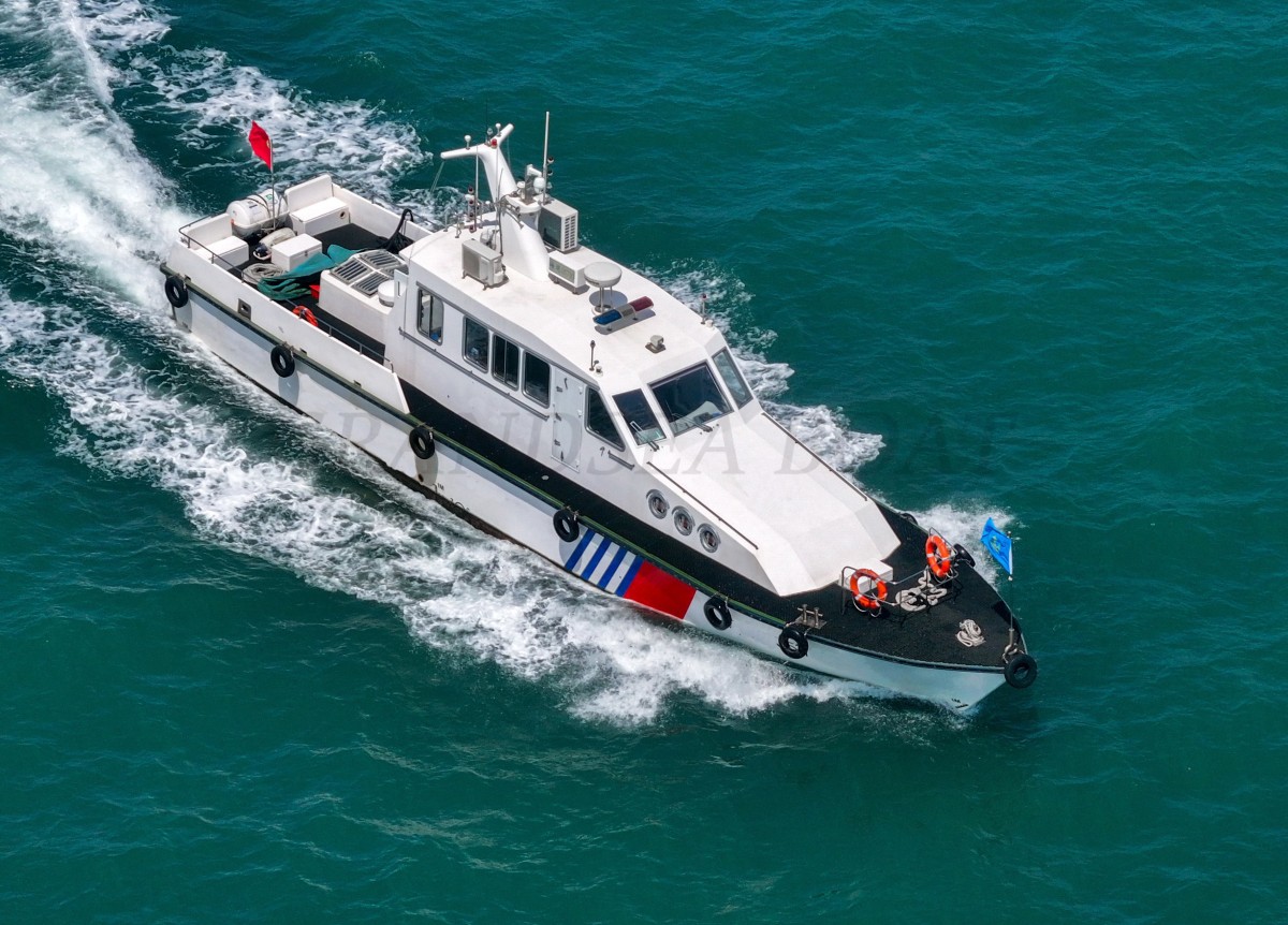 قارب صيد ودورية شرطة أحادي الهيكل من الألياف الزجاجية بطول 18 م من Grandsea للبيع