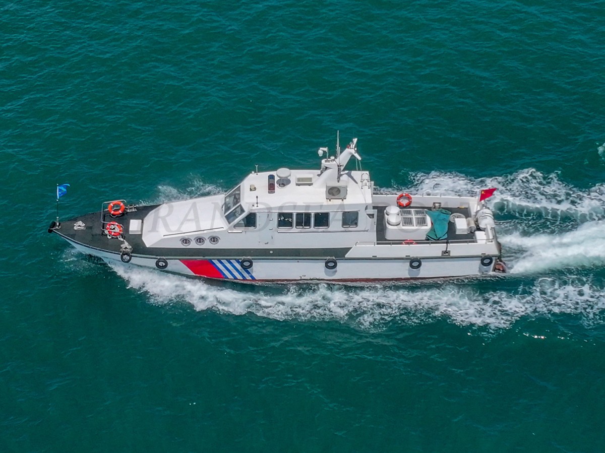 قارب صيد ودورية شرطة أحادي الهيكل من الألياف الزجاجية بطول 18 م من Grandsea للبيع
