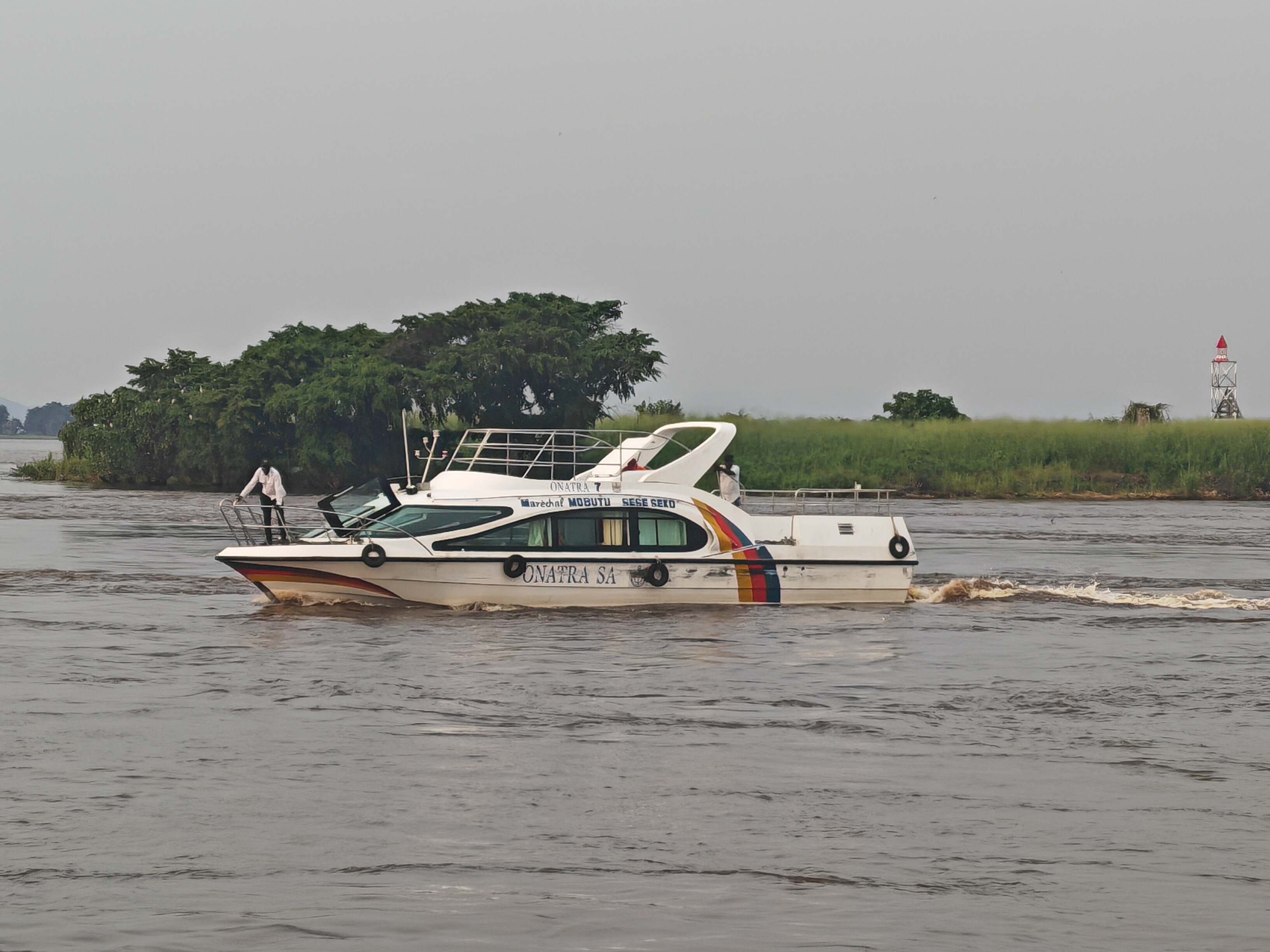 Barco de pasajeros de 13,8 m de longitud y con capacidad para 30 personas en la República Democrática del Congo