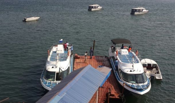 Barco de pasajeros de 15,8 m de longitud en Sierra Leona