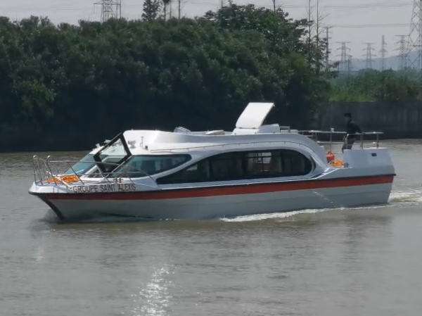 Ferry de pasajeros de 15,8 m en el Congo