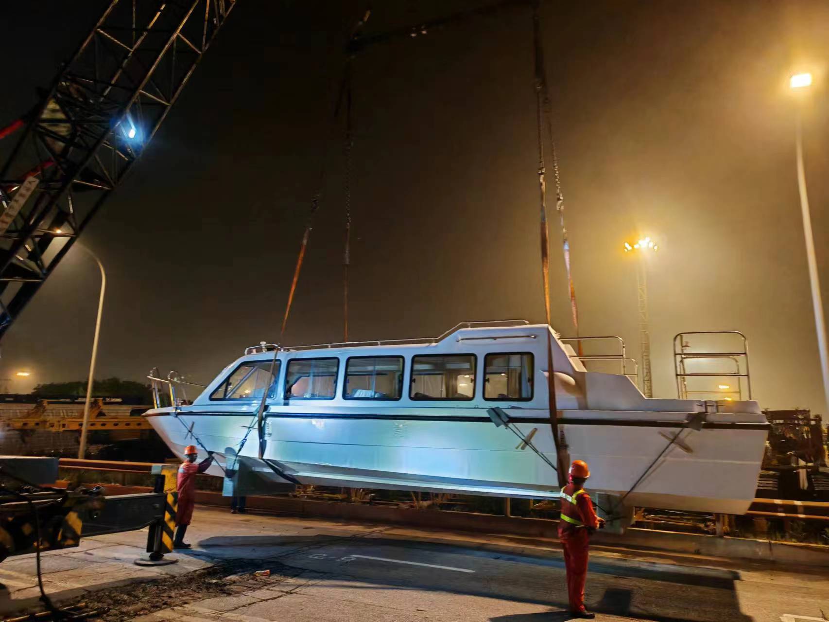 1 barco de pasajeros de 12 m de longitud enviado a los Emiratos Árabes Unidos