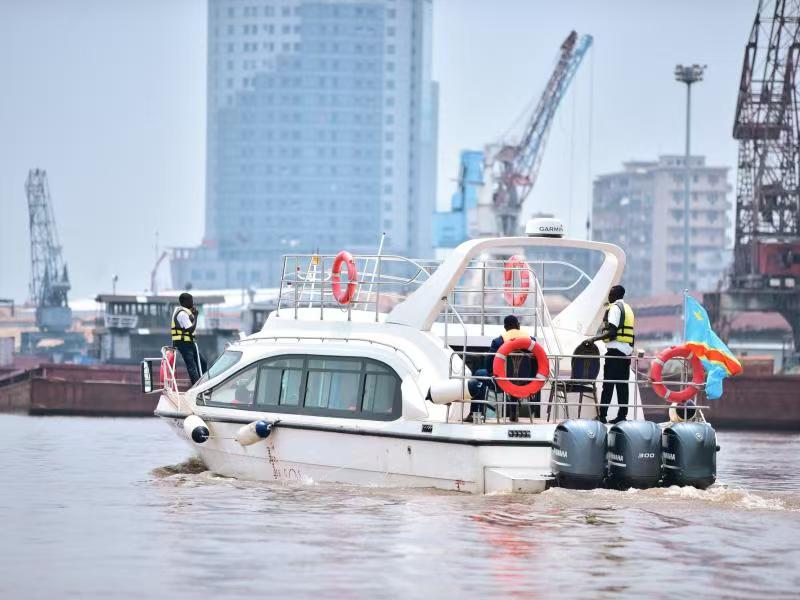 Transbordador de pasajeros para 50 personas en el río Congo