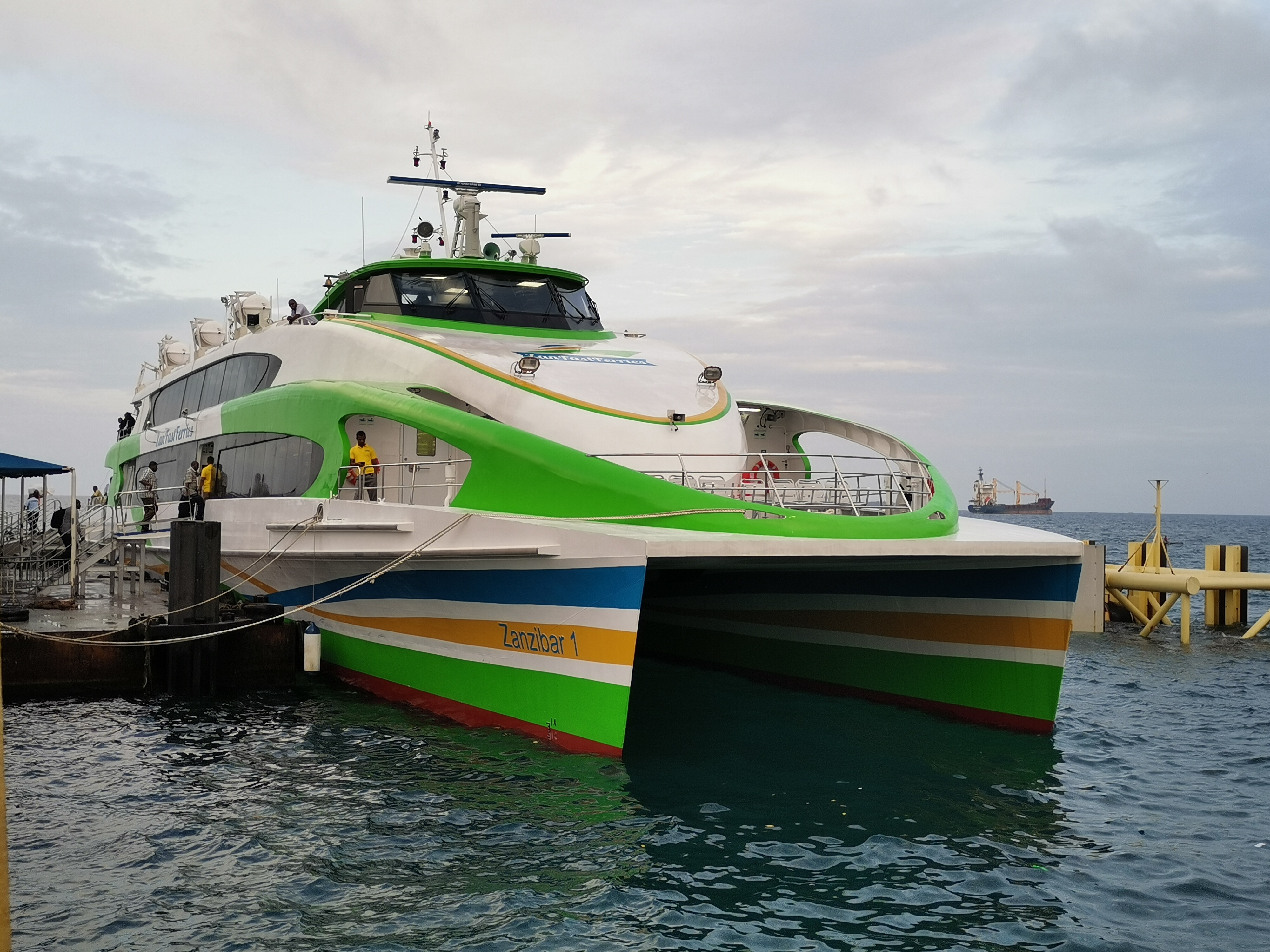 Barco catamarán de 32 m para pasajeros en Zanzíbar