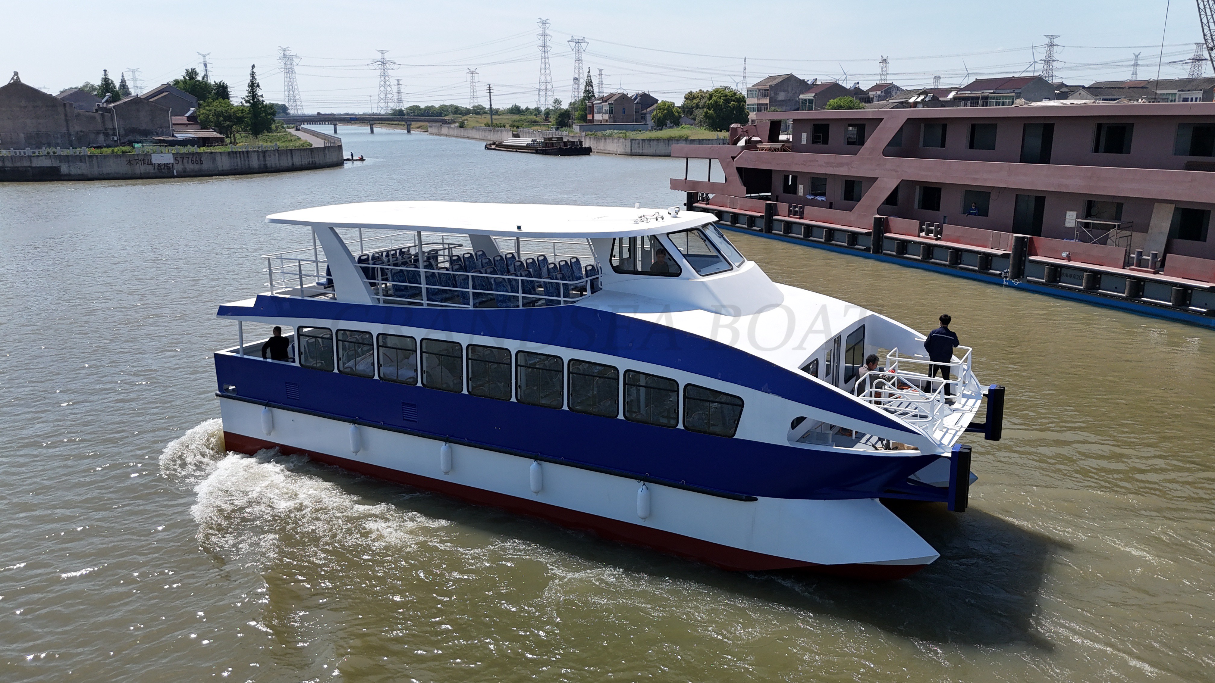 Se vende catamarán/transporte acuático Grandsea de 17 m, de aluminio y con capacidad para 110 pasajeros.