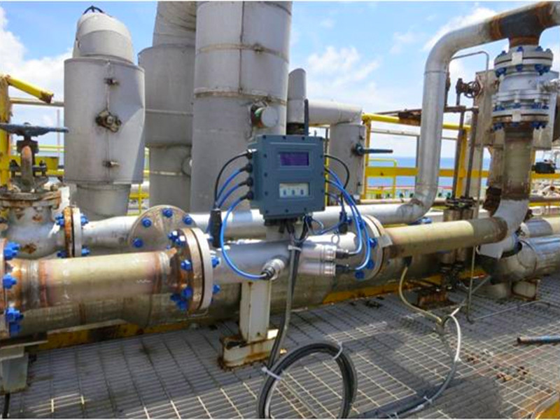 Ultrasonic gas flowmeter