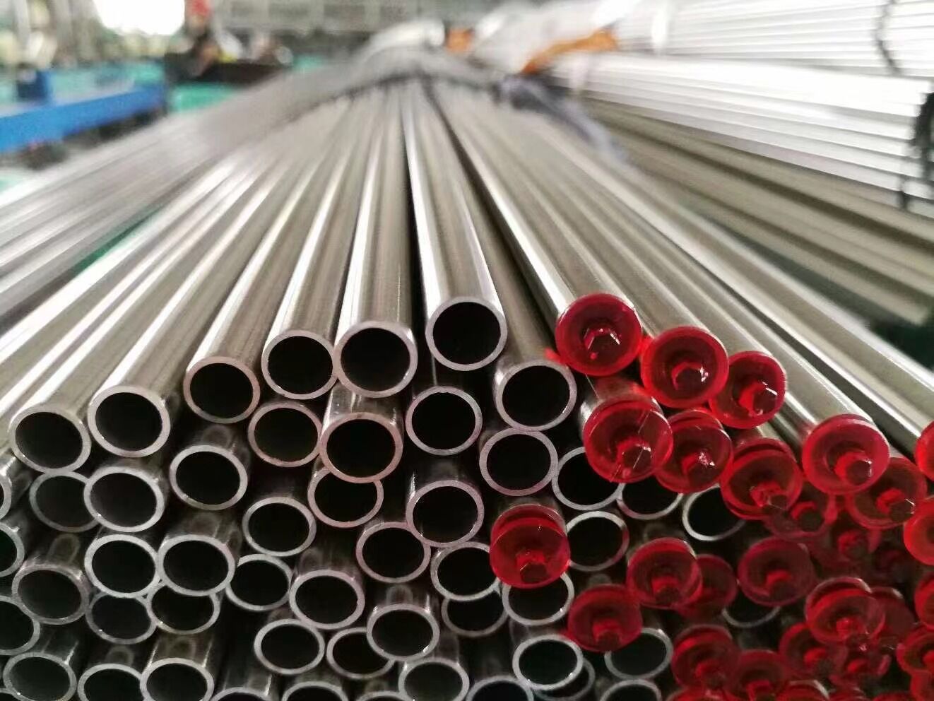 WELDED VS. SEAMLESS TUBE WELDED VS. SEAMLESS TUBE