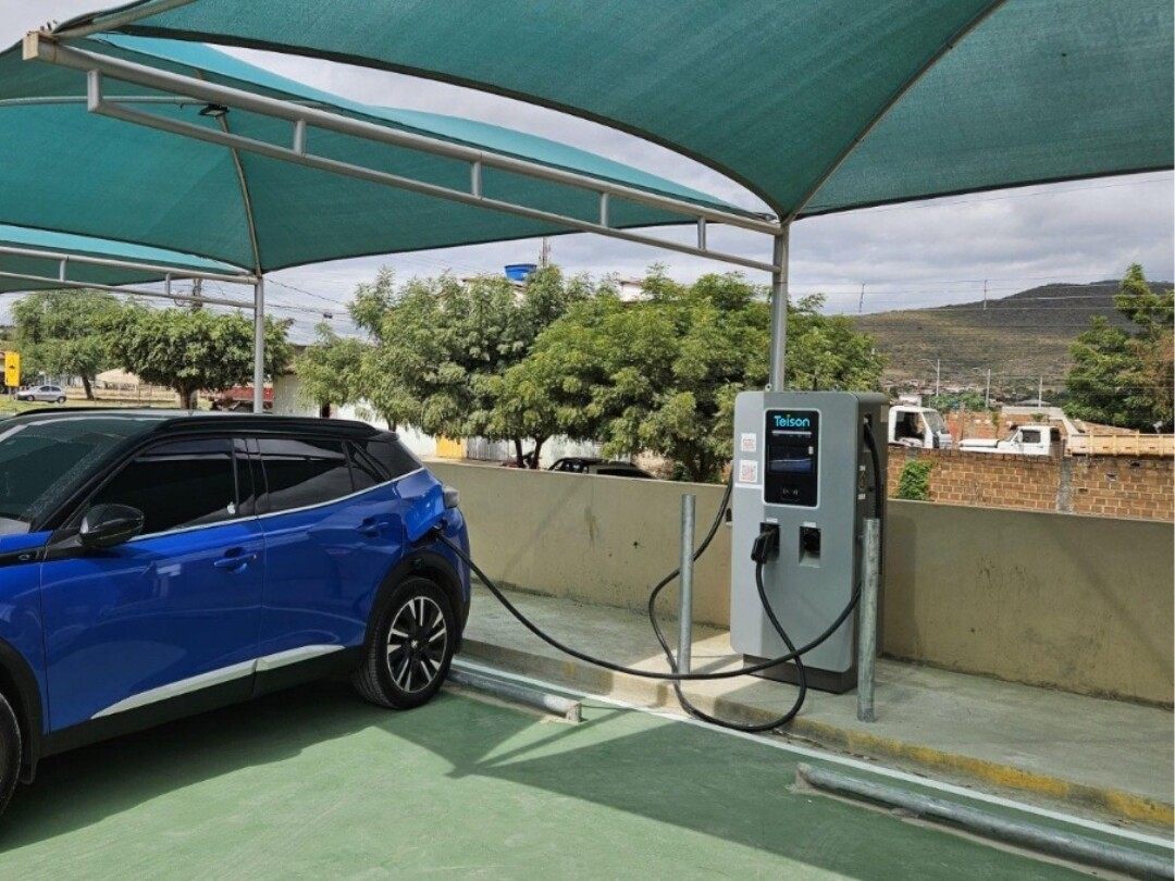 Borne de recharge pour véhicules électriques Teison DC Pro 120 kW installée au Brésil, 2024