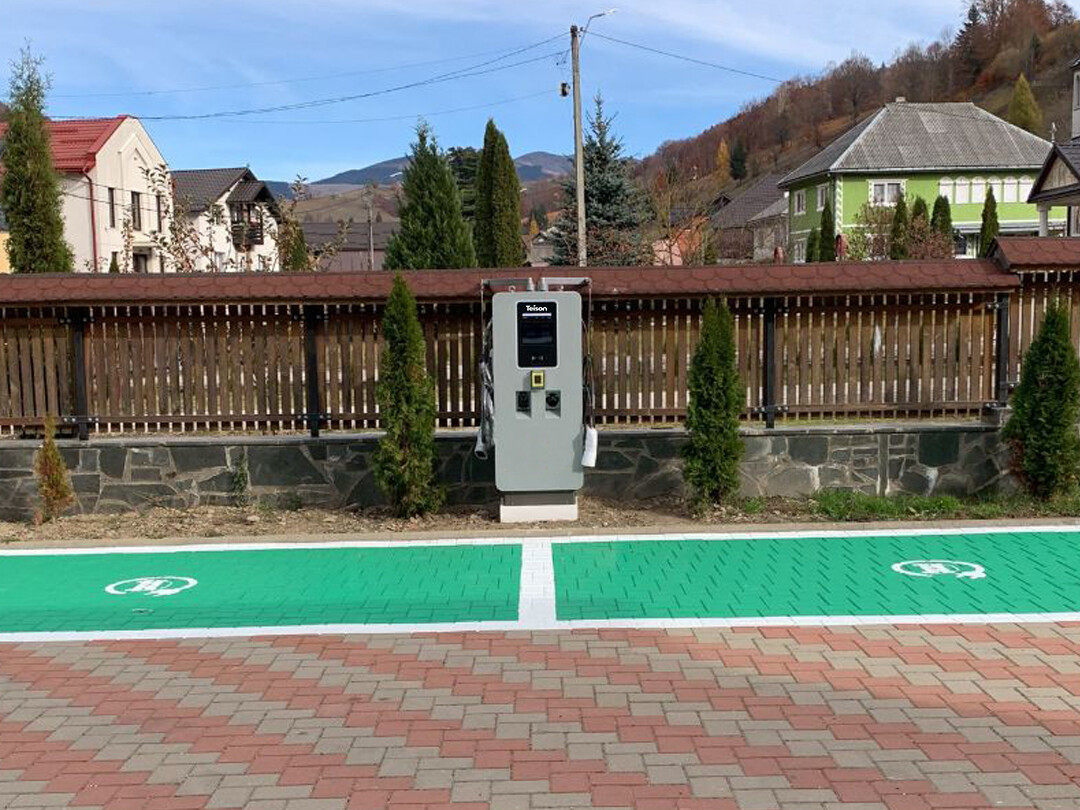 Chargeur de véhicule électrique Teison Level 3 120 kW DC Pro avec système POS installé en Roumanie, 2025