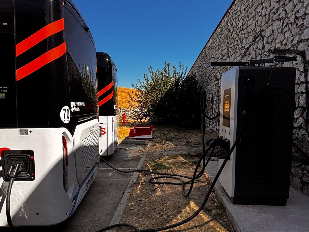 Teison Chargeur rapide CC EV 180 kW avec système de gestion de câble installé en France, 2025