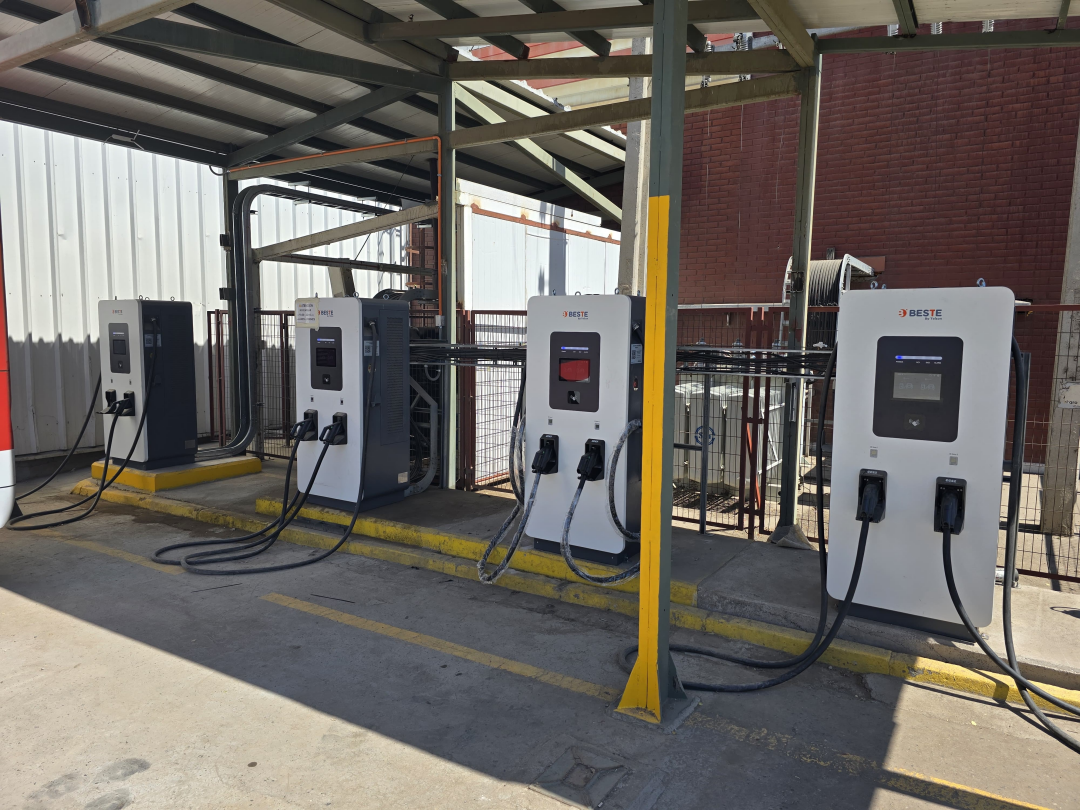 Chargeur rapide Teison DC Pro 150kW Dual Port EV pour bus/camion électrique installé en Amérique du Sud, 2025