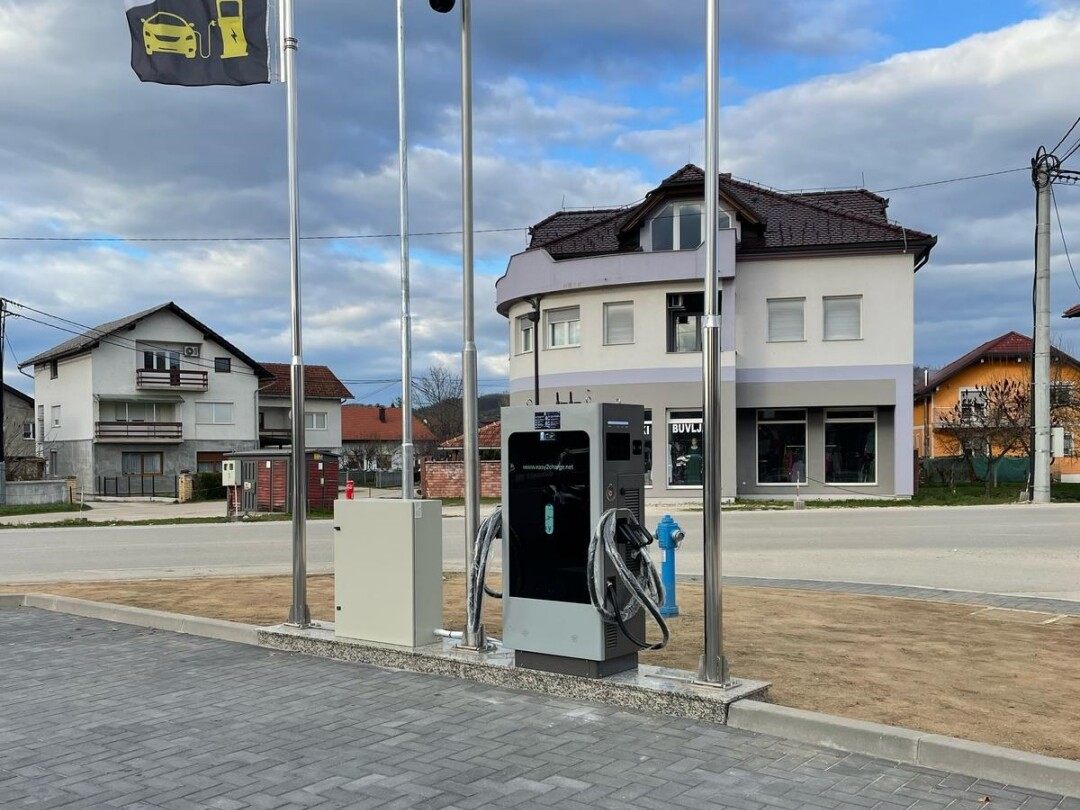 Teison 60kW DC Pro ev fast charger Schermi pubblicitari ad alta visibilità da 43 pollici Protezione UV in Bosnia-Erzegovina, 2025 Teison 60kW DC Pro ev fast charger Schermi pubblicitari ad alta visibilità da 43 pollici Protezione UV in Bosnia-Erzegovina, 2025