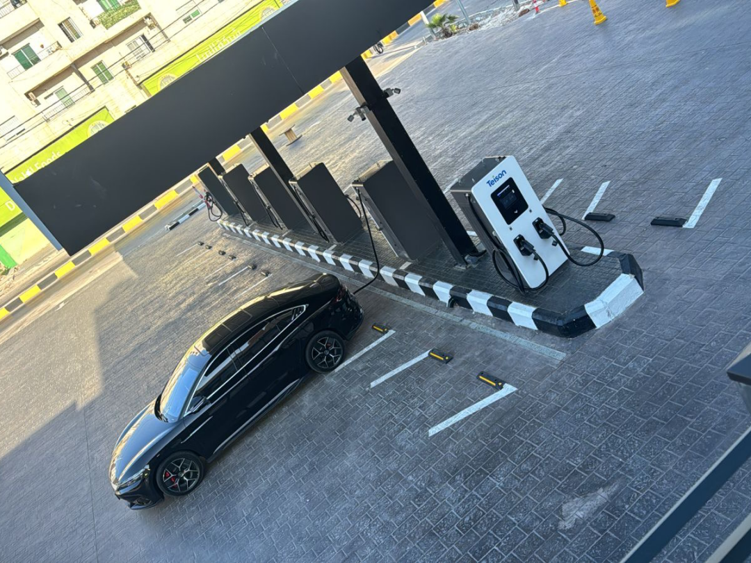 Teison DC Pro 180kW commerciële snellaadstation met CCS2+GBT-stekker geïnstalleerd in Jordanië, 2025