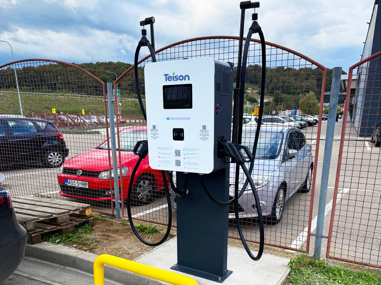 Teison 40 kW DC veggbokslader med kabelhåndteringssystem installert i Bosnia-Hercegovina, 2025