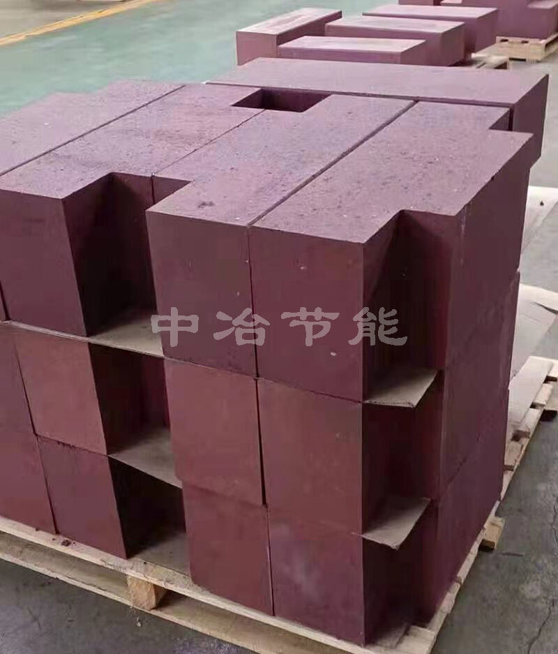 Honeycomb body, baffle brick