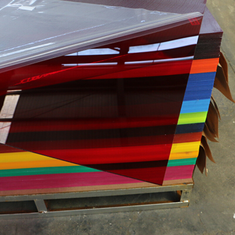 Lámina de plexiglás rojo translúcido | Placa de PMMA semitransparente