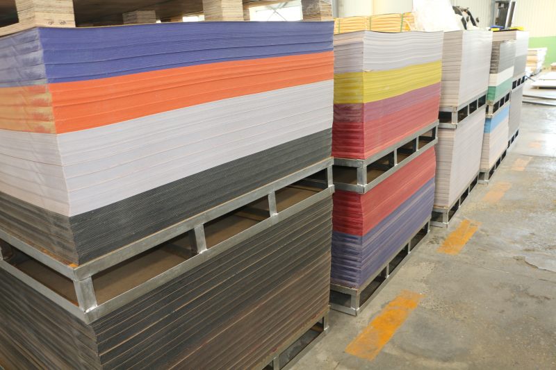 Feuilles acryliques colorées de haute qualité de 4 x 8 pieds pour des applications polyvalentes avec une plasticité améliorée