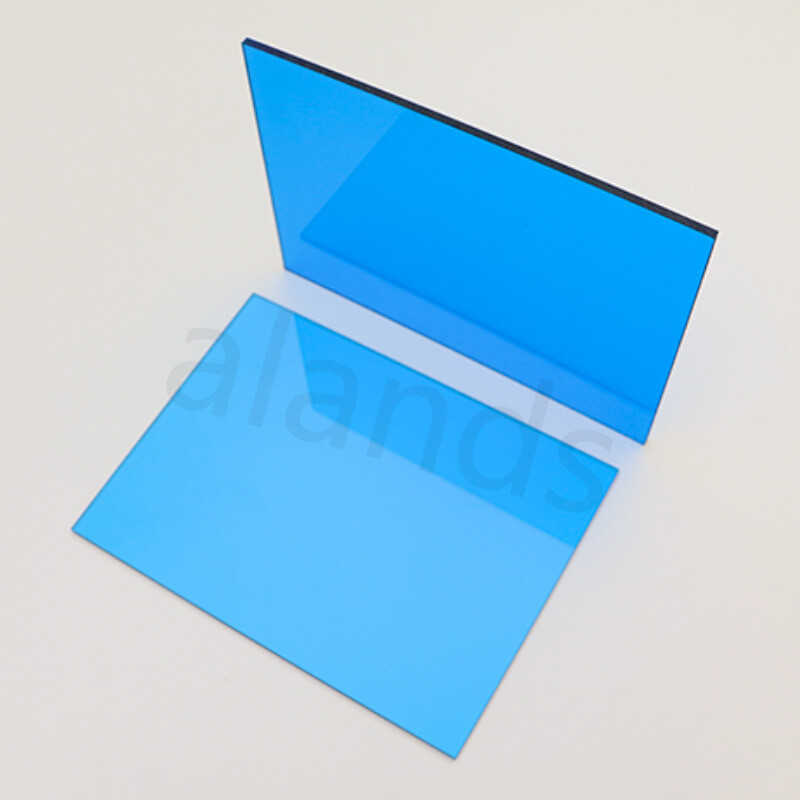 Plaques en polycarbonate pour toiture, serres et cloisons intérieures