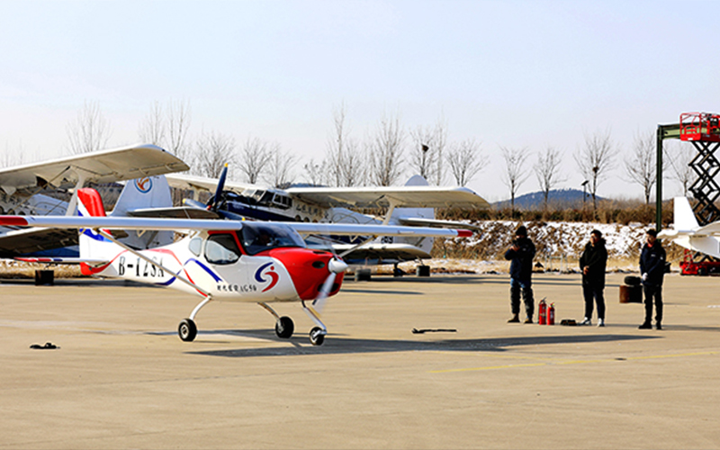 Low-altitude aircraft taking off Low-altitude aircraft taking off
