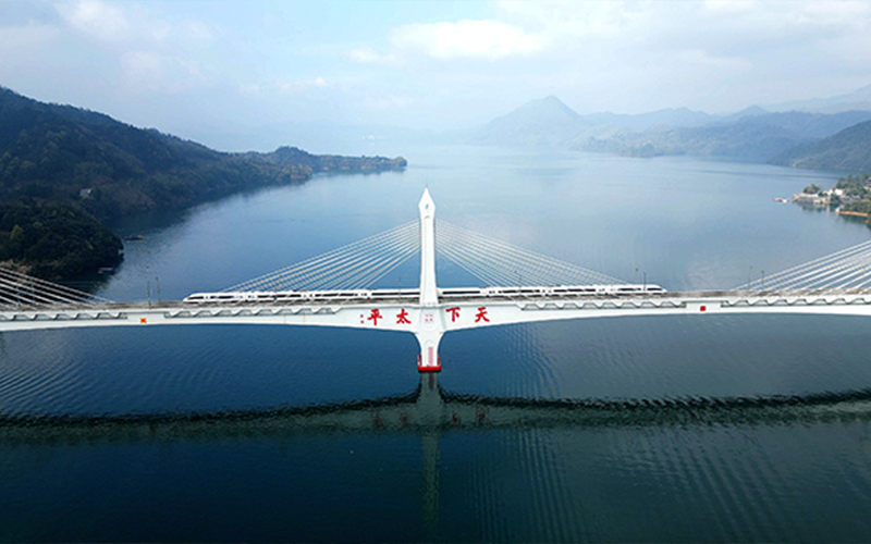 The East Lake and West Lake connecting railway was successfully completed The East Lake and West Lake connecting railway was successfully completed