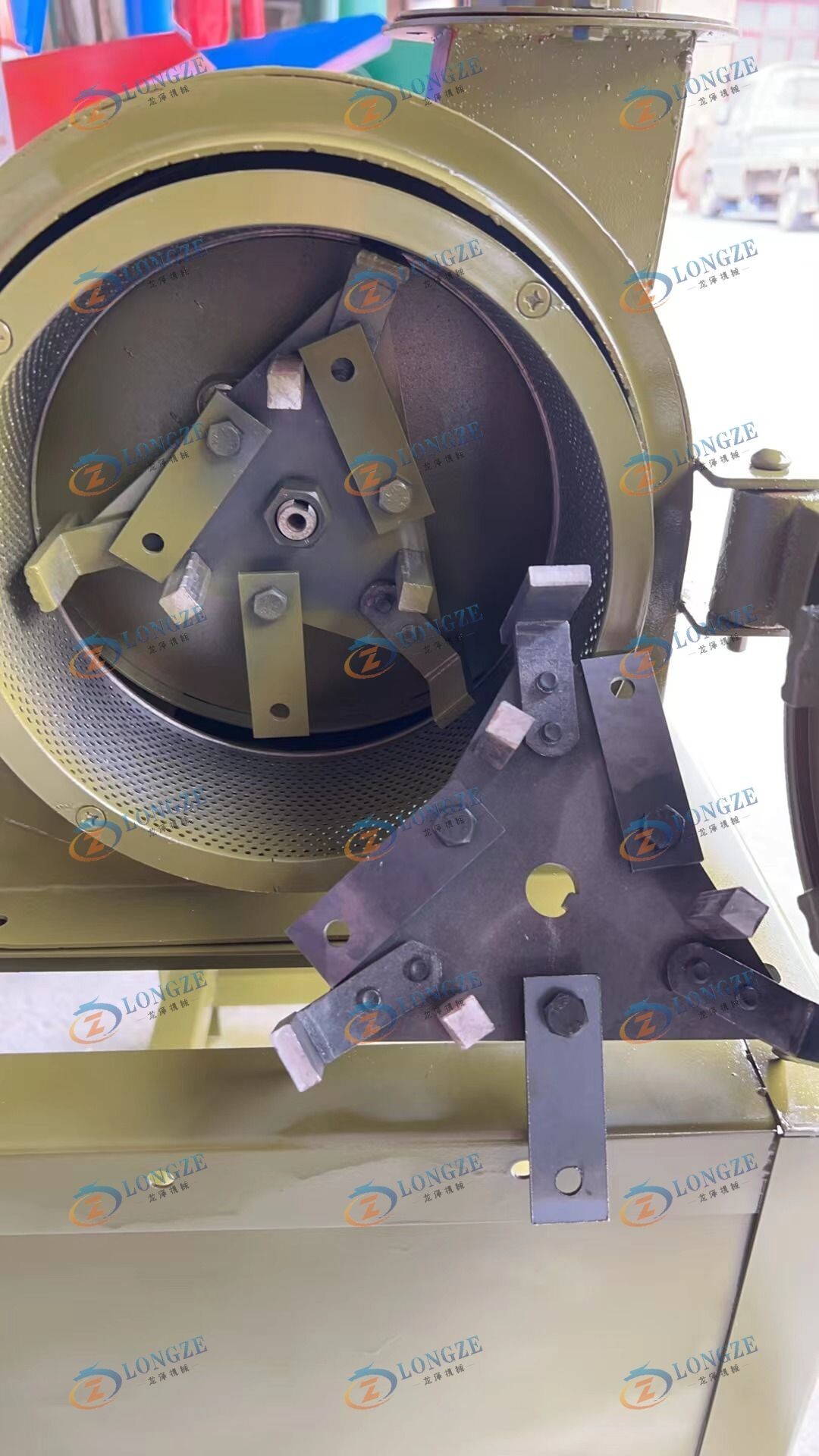 d87df8417f0fd6bf0217f43e6d23b56.jpg SHANDONG LONGZE CZ CORN GRINDER MACHINE EXPORT