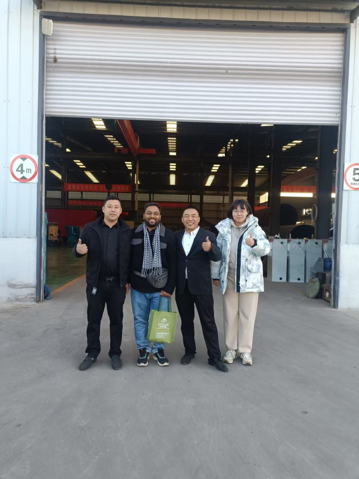 a020e6e729659ab14d84a812ec185de.jpg Welcome customers from India to visit Longze Factory