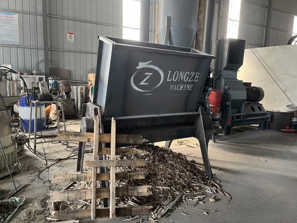 SHANDONG LONGZE 15KW pallet shredder shipped to Europe