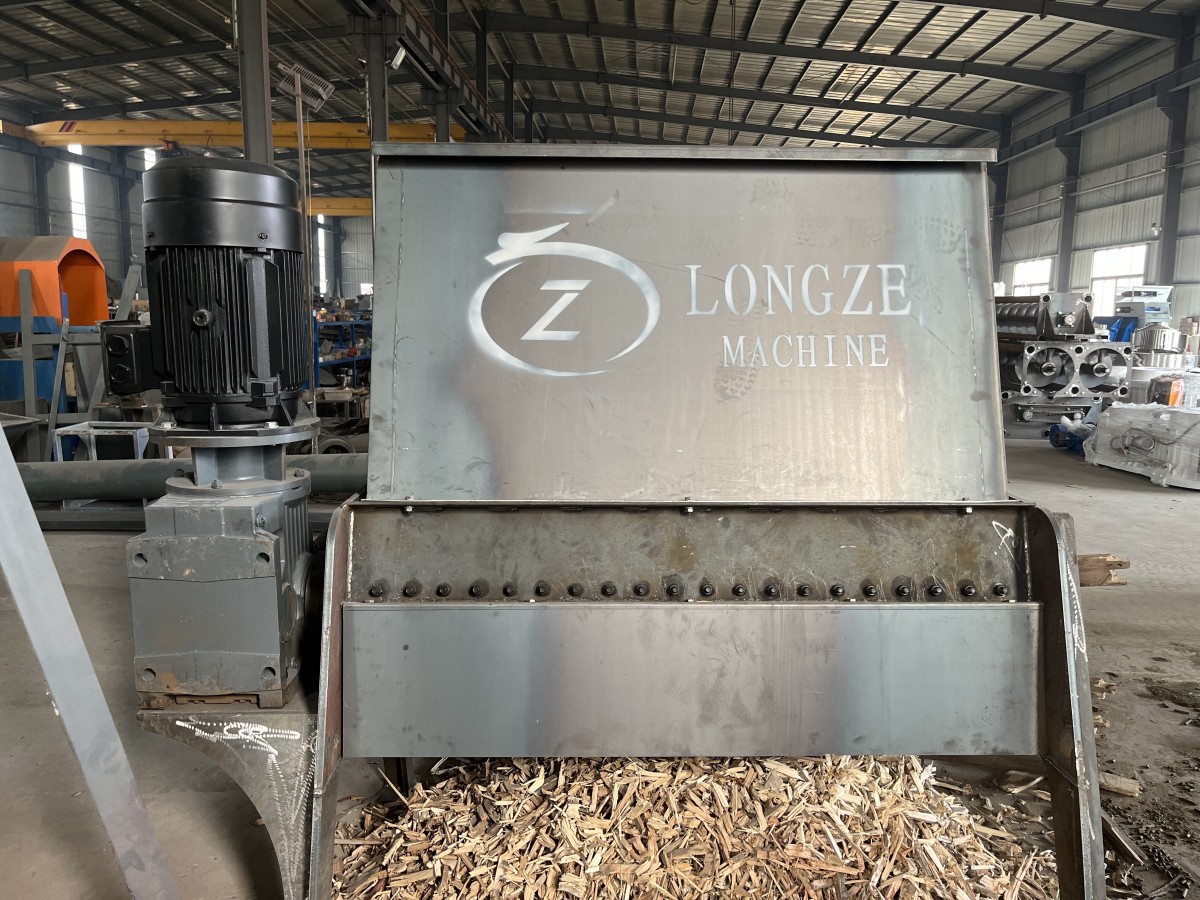 SHANDONG LONGZE 15KW pallet shredder shipped to Europe