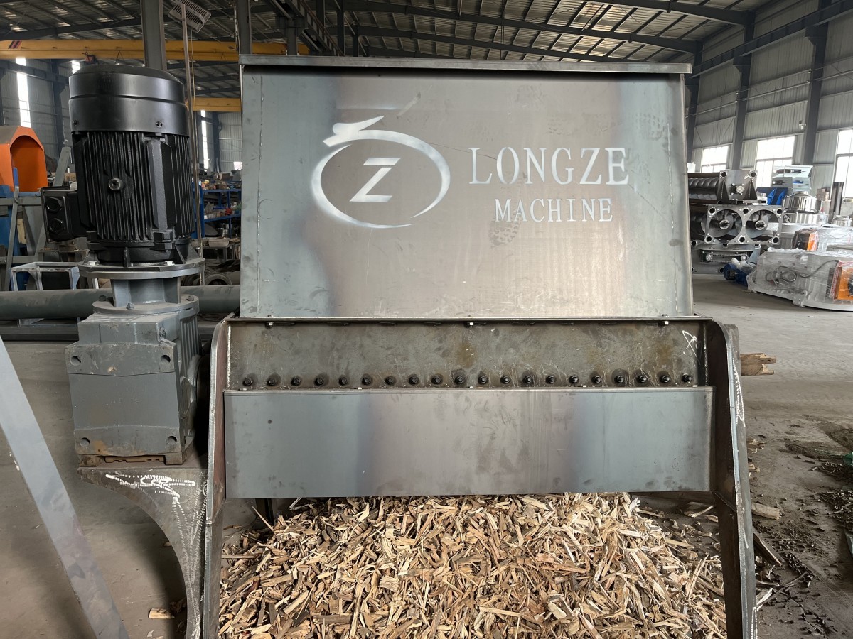 SHANDONG LONGZE 15KW pallet shredder shipped to Europe