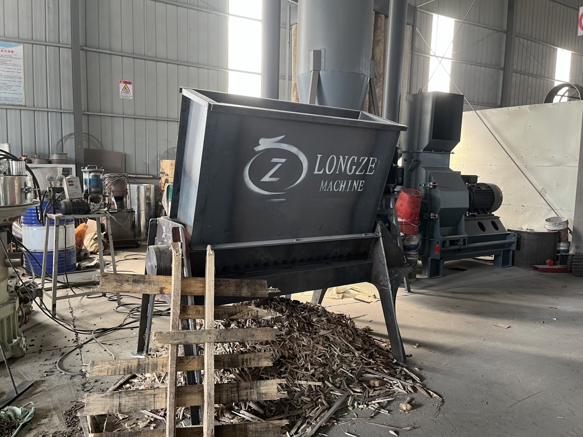 SHANDONG LONGZE 15KW pallet shredder shipped to Europe