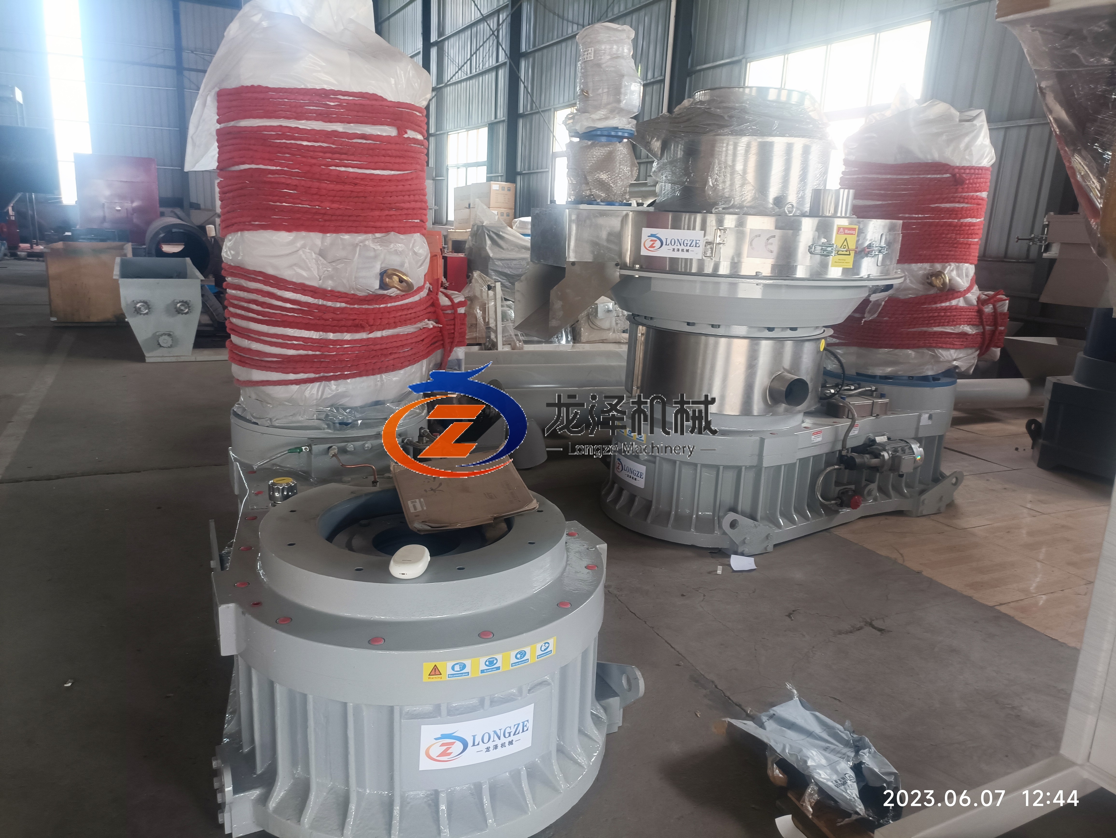 DLIVER GXP65*75 HAMMER MILL AND XGJ700 PELLET MACHINE SEND TO INDIA